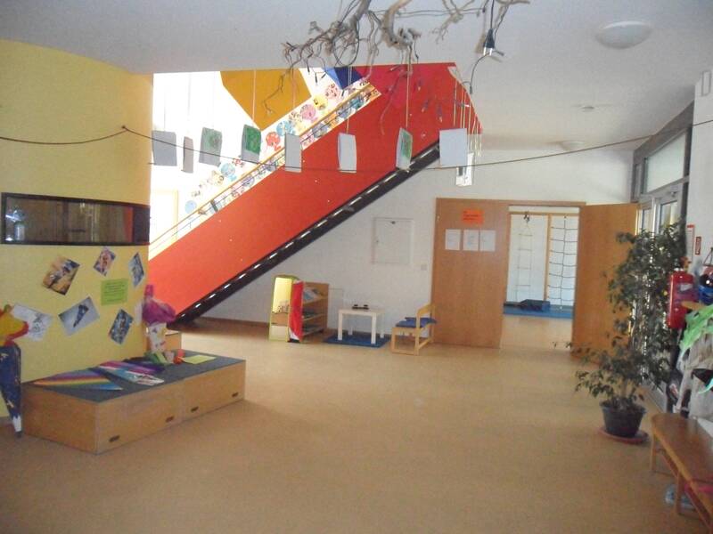 Rote Treppe im Eingangs- und Garderobenbereich in der  DRK Kita Filsblick