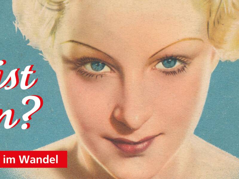 Blonde Frau aus den 1950er Jahren vor blauen Hintergrund mit dem Text "Was ist schön? Weibliche Schönheit im Wandel 