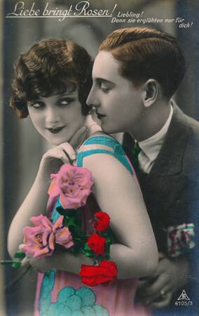 Historisches Plakat mit einer Frau und einem Mann, der ihr Rosen schenkt und dem Text Liebe bringt Rosen! Liebling! Denn sie erglühten nur für dich!