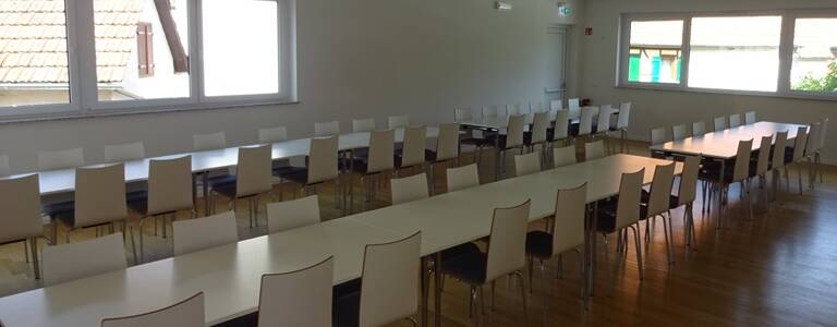 Dorfgemeinschaftshaus Büchenbronn mit Tischen und Stühlen eingerichtet 