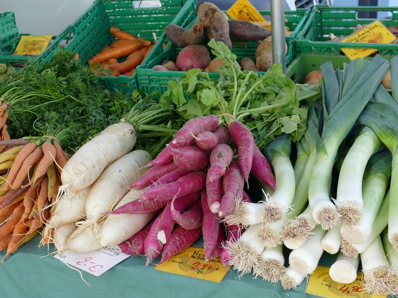 Karotten, Rettich, rote Rüben, Lauch und weiteres Gemüse an einem Stand auf dem Ebersbacher Wochenmarkt