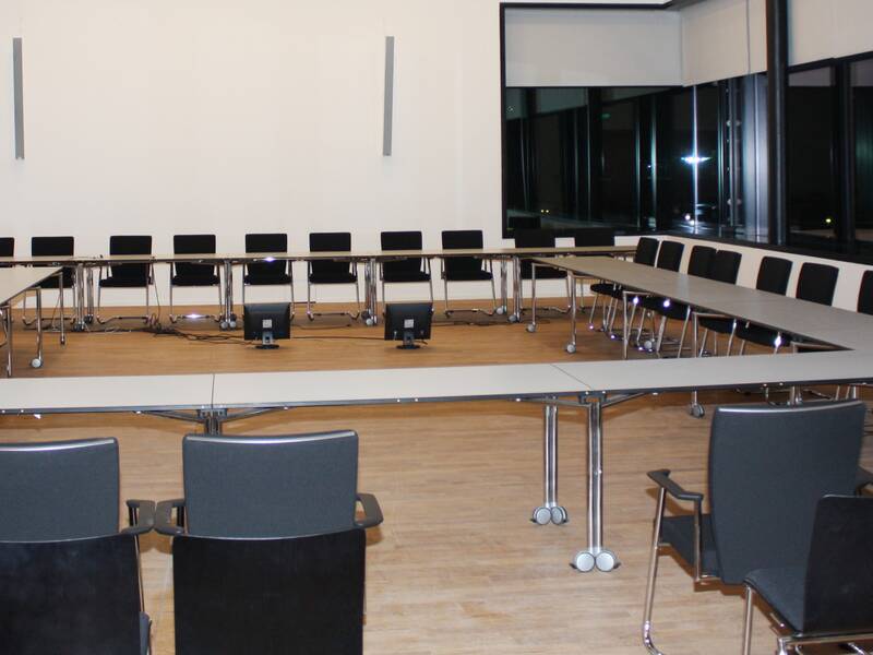 Bürger- und Ratssaal mit Stühlen und Tischen im Rathaus Ebersbach an der Fils