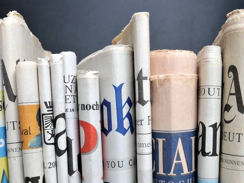 Zeitungsstapel als Symbolbild für Pressemitteilungen