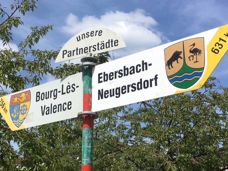 Wegweiser zu den Ebersbacher Partnerstädten vor dem Ebersbacher Rathaus
