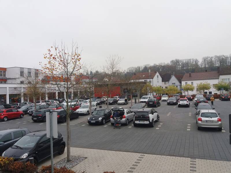 Parkende Fahrzeuge auf dem KaufmannAreal in Ebersbach an der Fils