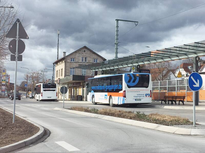 Ebersbacher Bahnhof mit davor wartenden Linienbussen