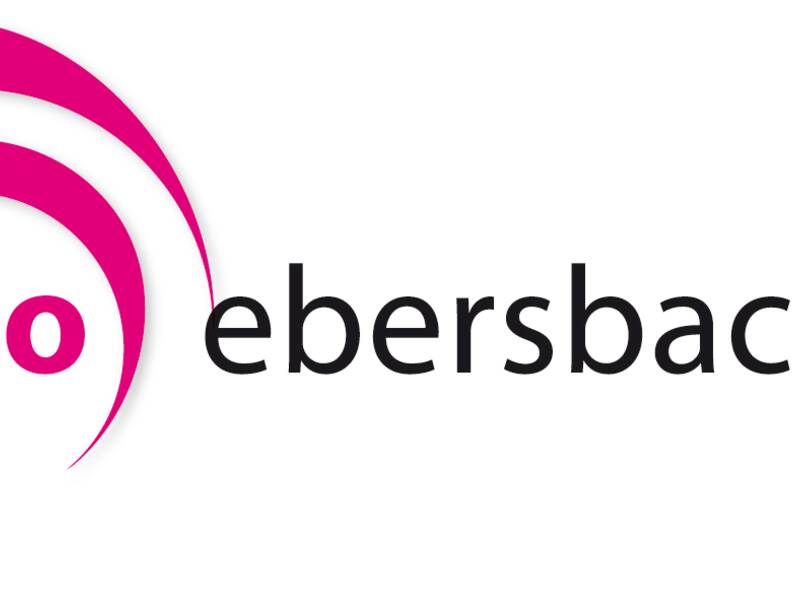Das Bild zeigt ein Logo mit dem Schriftzug "pro ebersbach e.V." in schwarzem Text, wobei das Wort "pro" von drei rosa Kreisen umgeben ist.