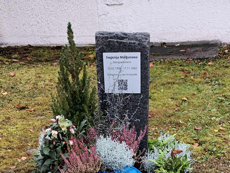 Ehrengrab von Ewgenija Morgunowa auf dem Eebrsbacher Friedhof geschmückt mit einem Trauerkranz