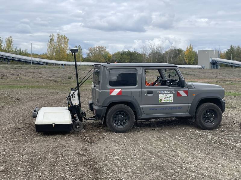 Blick unter den Asphalt mit Fahrzeug mit Hightech-Bodenradar