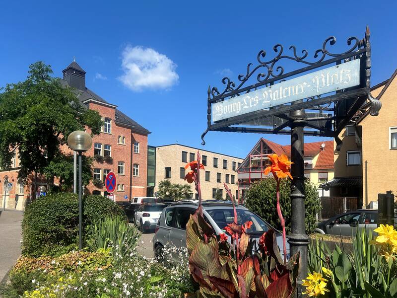 Der Ebersbacher Bourg-lès-Valence Platz im Juli 2026