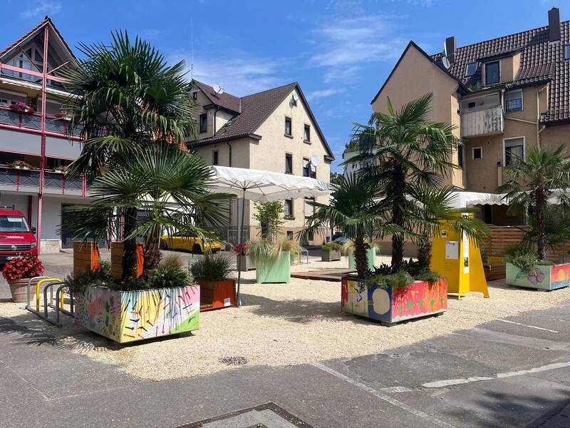 Der Ebersbacher Bourg-lès-Valenve-Platz mit temporärer Möblierung