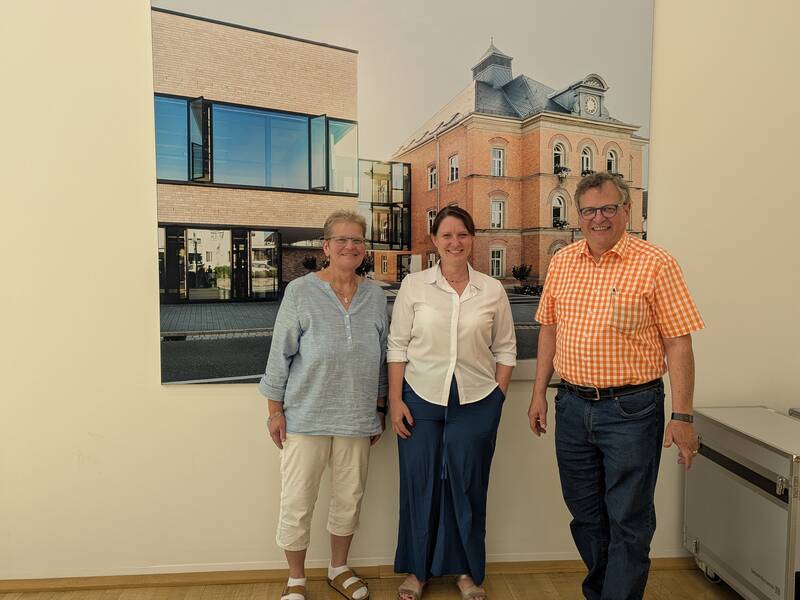 Austausch zur Zukunft des Wirtschaftsstandorts Ebersbach an der Fils: Kerstin Hein (Key-Accounterin bei Lothar Lehner), Bürgermeisterin Manuela Raichle und BVMW-Repräsentant Lothar Lehner (von links) vereinbaren eine stärkere Zusammenarbeit zugunsten der Unternehmen vor Ort.