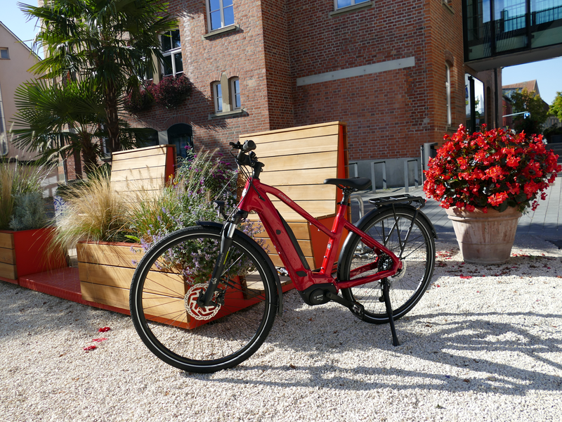 rotes E-Bike vor dem Ebersbacher Rathaus