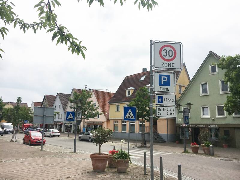 Ebersbacher Hauptstraße mit Verkehrsschildern, die die Parkraumbewirtschaftungszone anzeigen