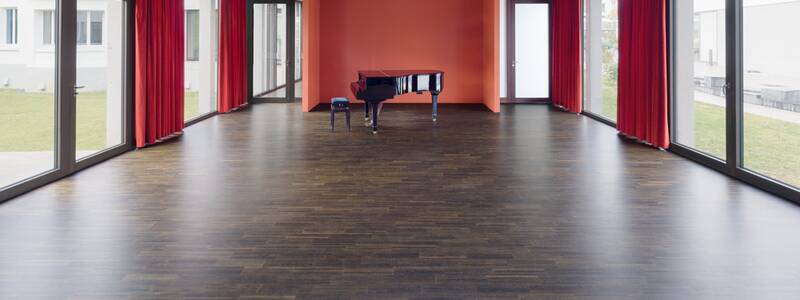 Großer Saal mit einem Flügel in der Musikschule Ebersbach Schlierbach 