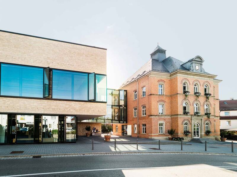 Außenansicht des Rathauses von Ebersbach an der Fils mit altem Rathaus auf der rechten Seite und Teilen des Neubaus auf der linken Seite
