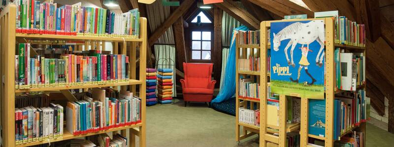 Stadtbibliothek Ebersbach Kinderbereich mit Leseecke