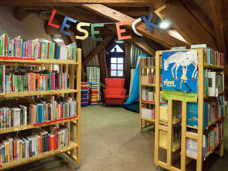 Stadtbibliothek Ebersbach Kinderbereich mit Leseecke