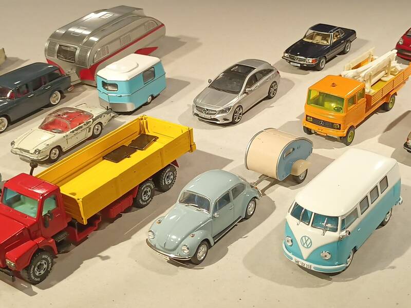 Alte Spielzeugmodellautos aufgereiht nebeneinander