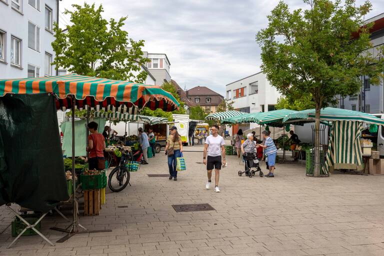Ebersbacher Wochenmarkt in der Ludwigstraße