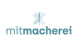Logo der Mitmacherei in blauer Schrift mit Werkzeug als Symbol oben in der Mitte